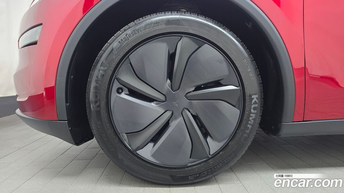 Tesla Model Y 2025