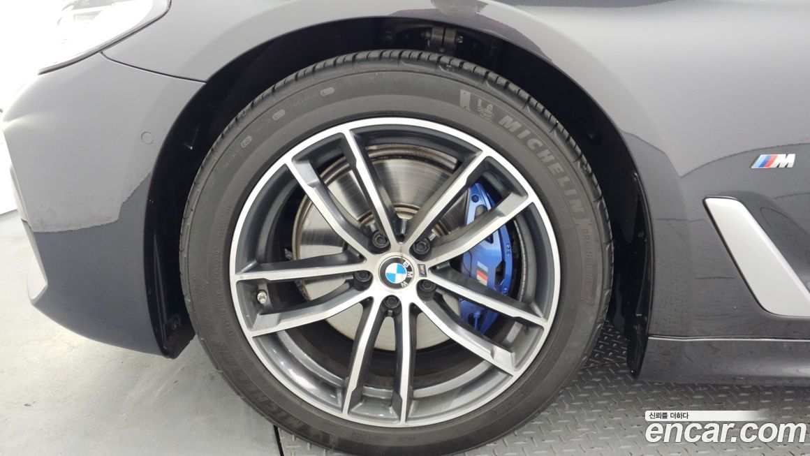 BMW 5-Series 2023
