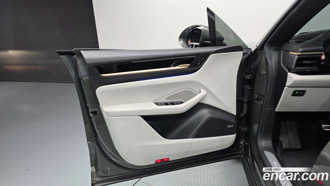 Porsche Macan 2025