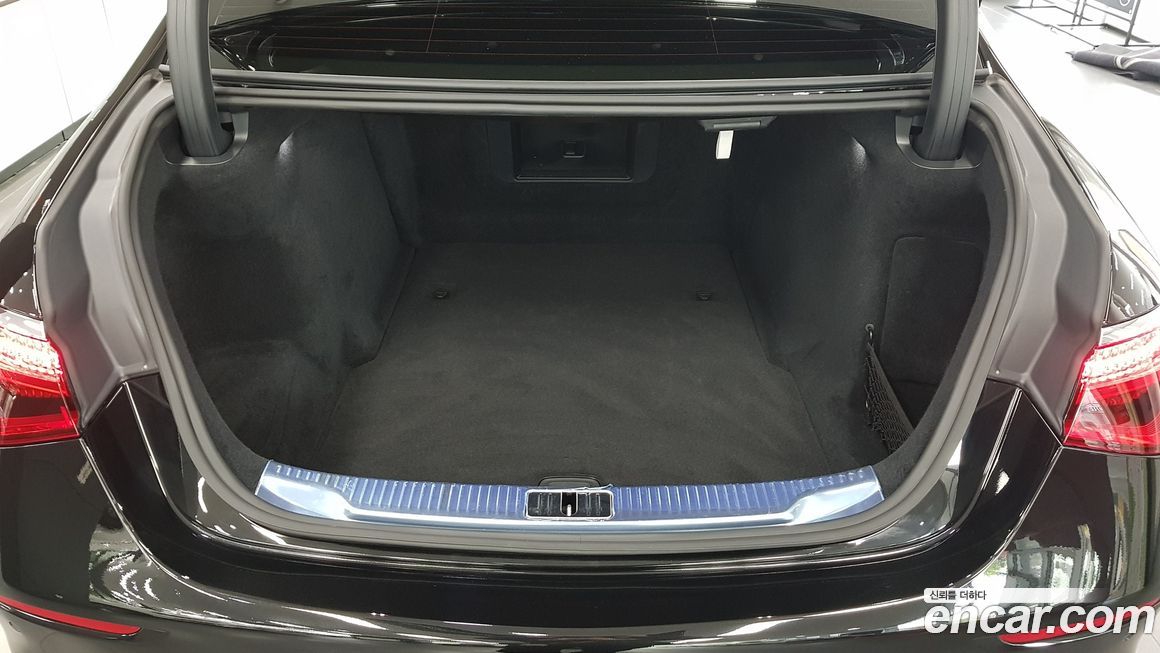 Mercedes-Benz S-Class 2025