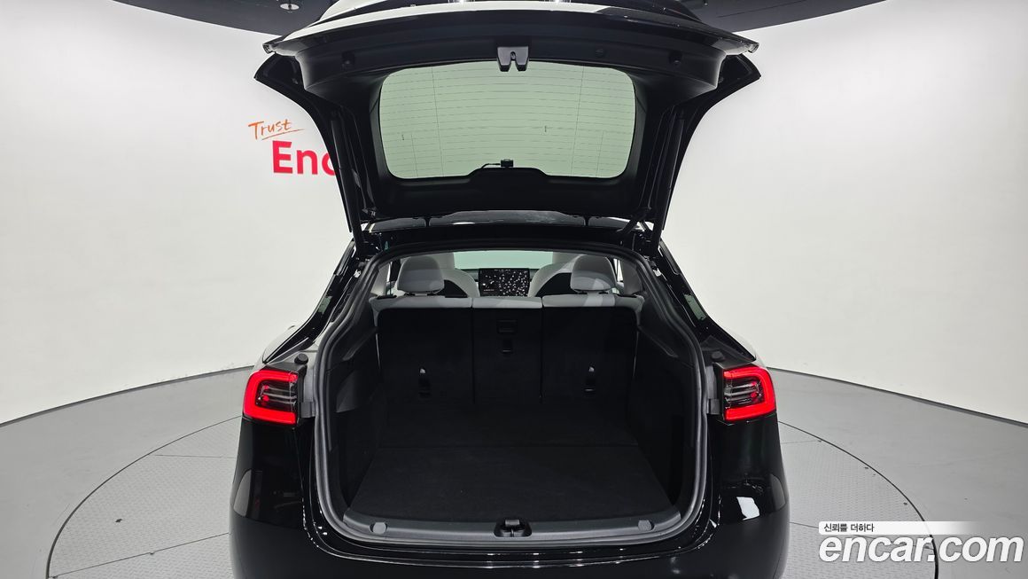 Tesla Model Y 2024