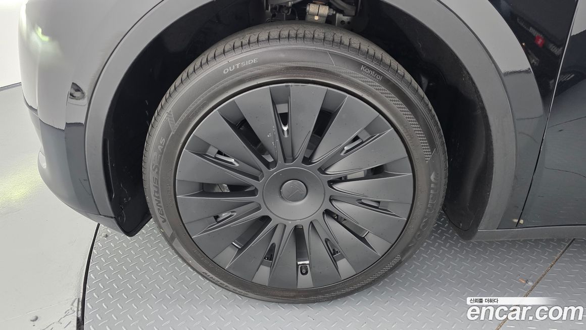 Tesla Model Y 2024