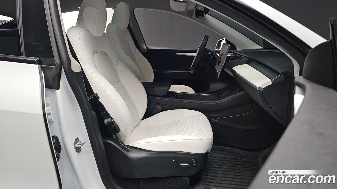 Tesla Model Y 2024