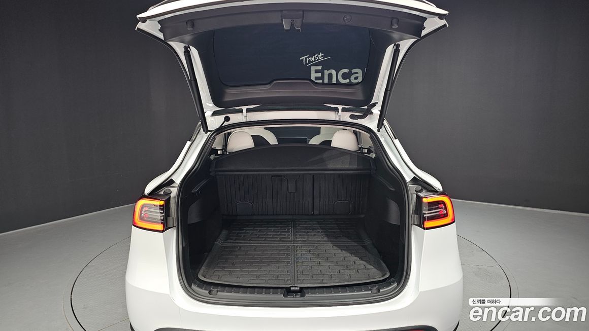 Tesla Model Y 2024