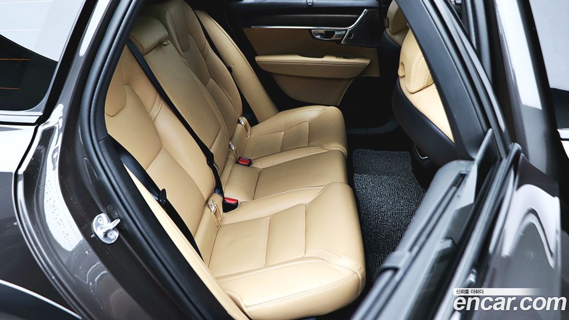 Volvo V90 2024