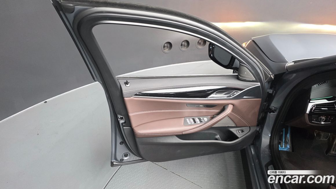 BMW 5-Series 2023