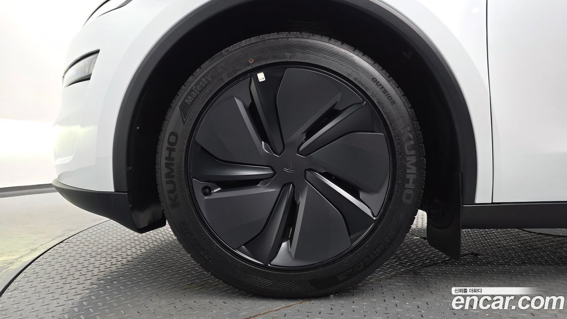 Tesla Model Y 2025