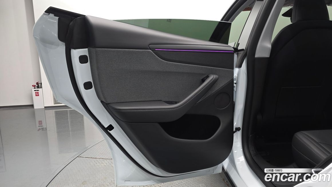 Tesla Model Y 2025