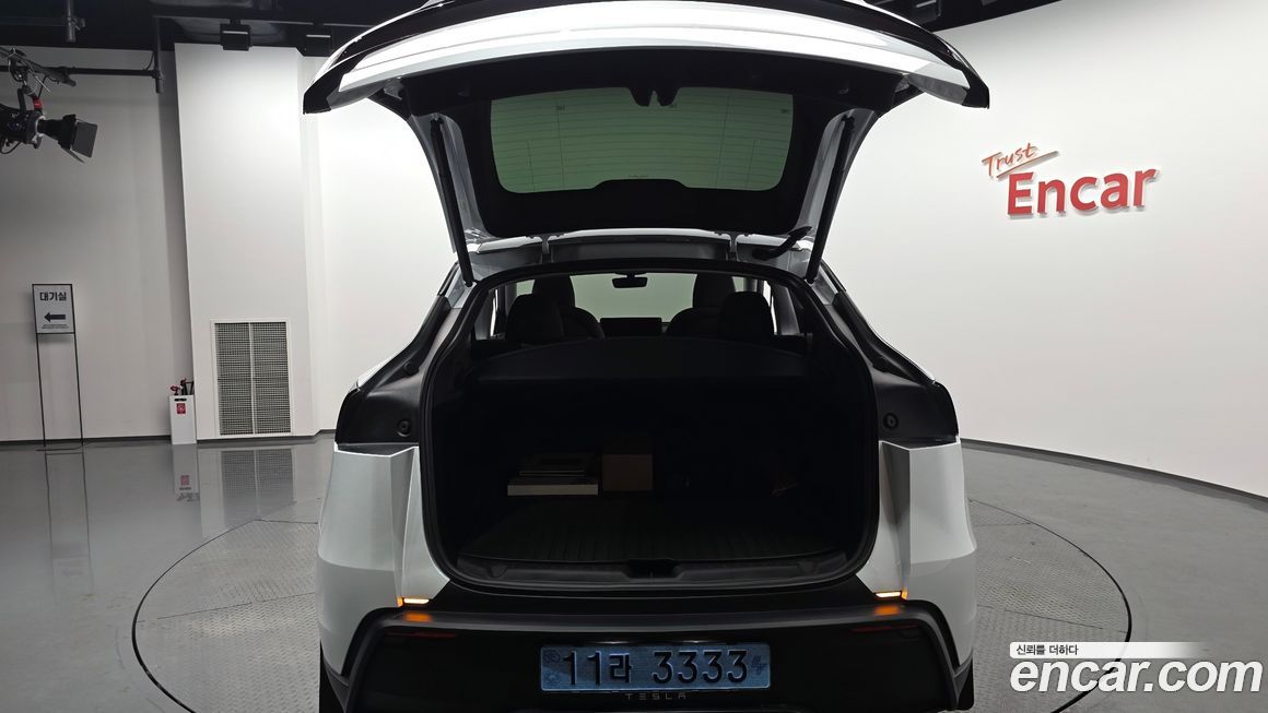 Tesla Model Y 2025