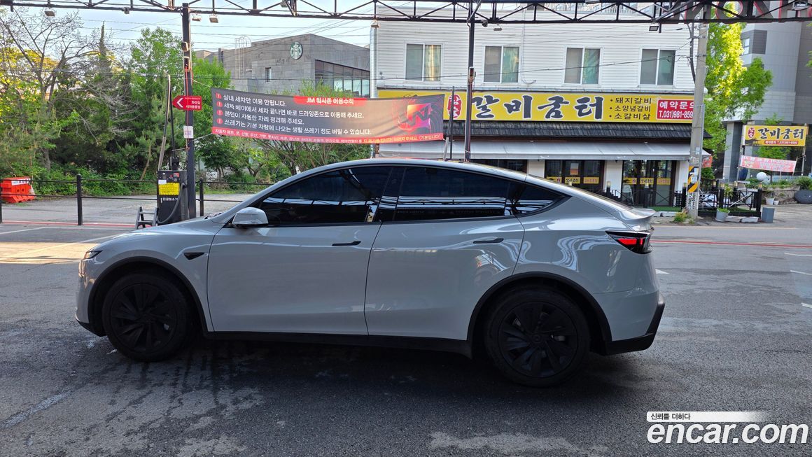 Tesla Model Y 2025