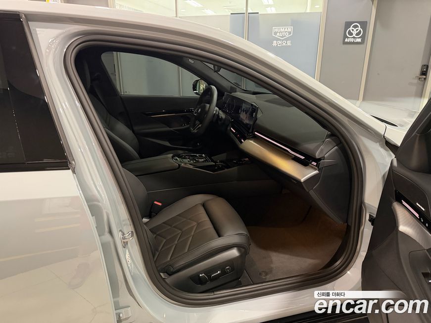 BMW 5-Series 2024