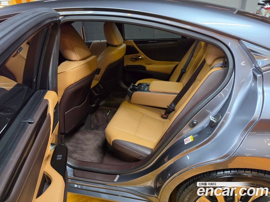 Lexus ES 2019