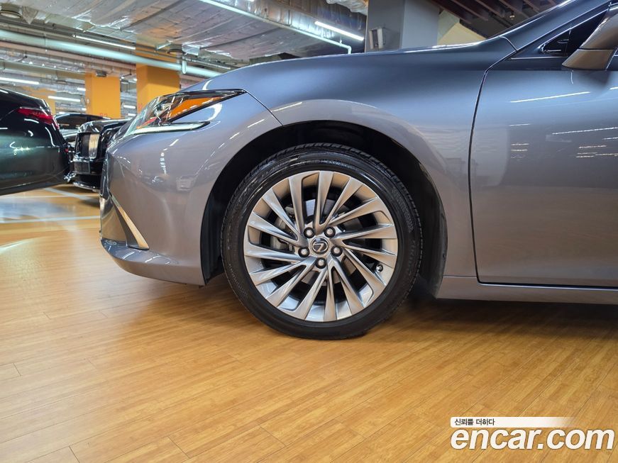 Lexus ES 2019