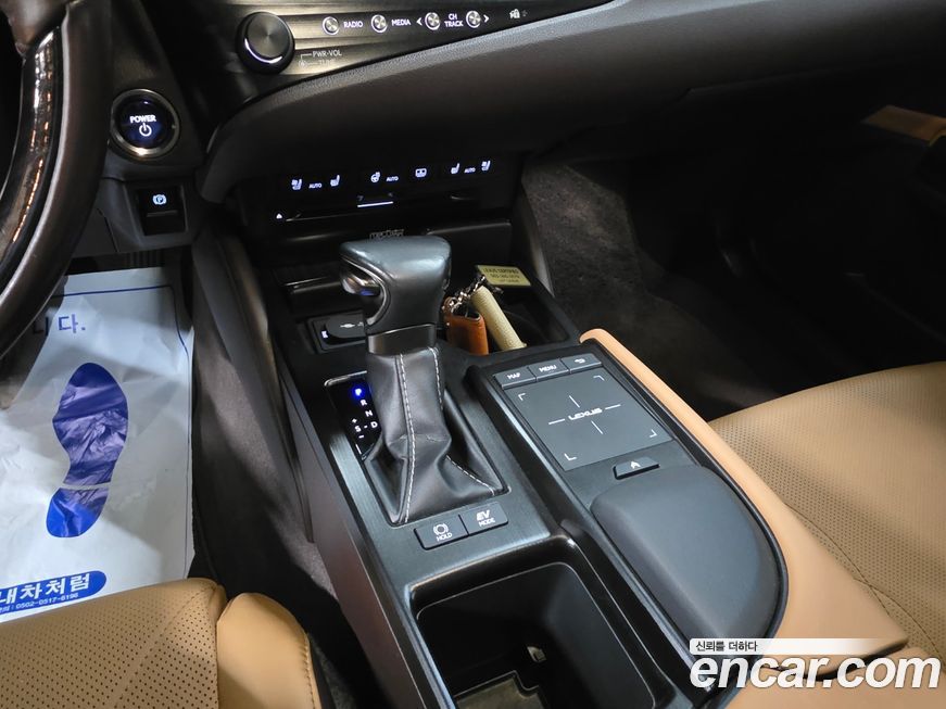 Lexus ES 2019