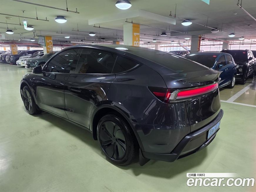 Tesla Model Y 2025