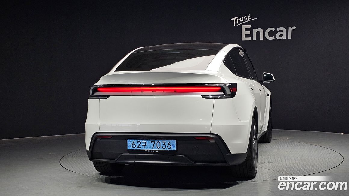Tesla Model Y 2025