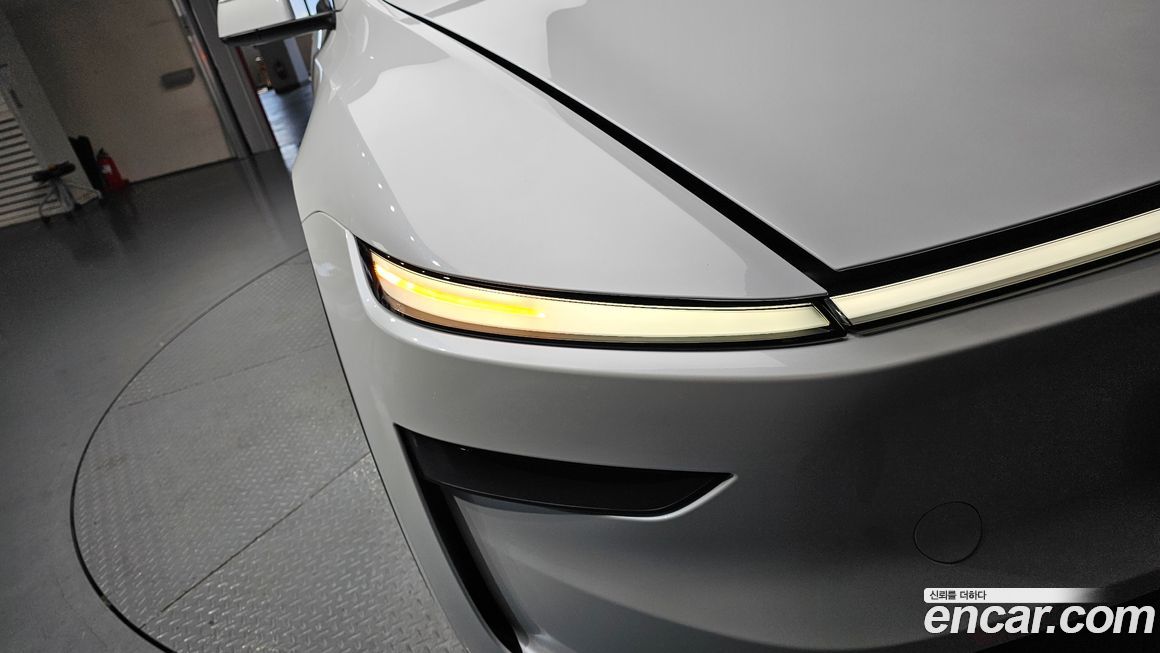 Tesla Model Y 2025