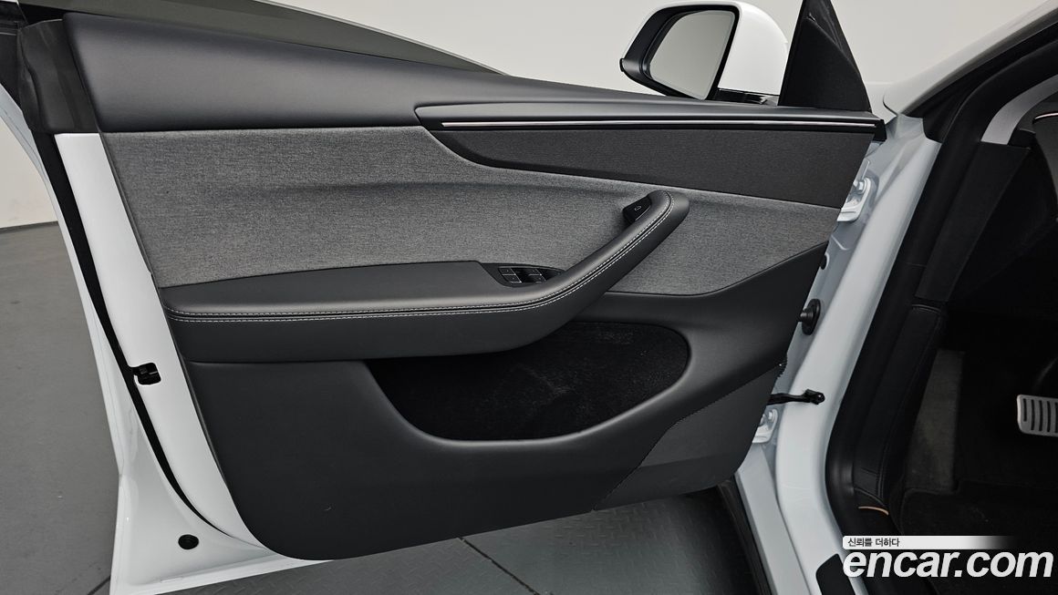 Tesla Model Y 2025