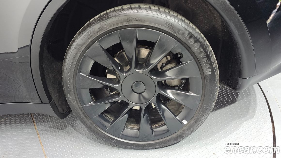 Tesla Model Y 2024