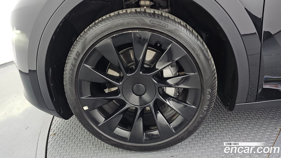 Tesla Model Y 2024