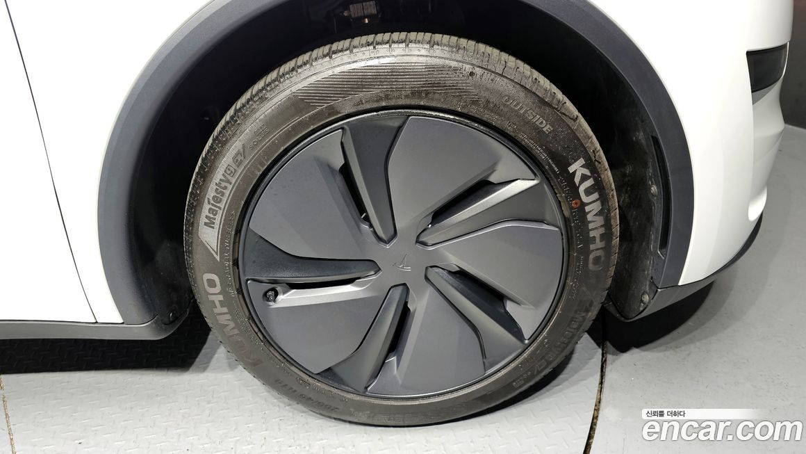 Tesla Model Y 2025