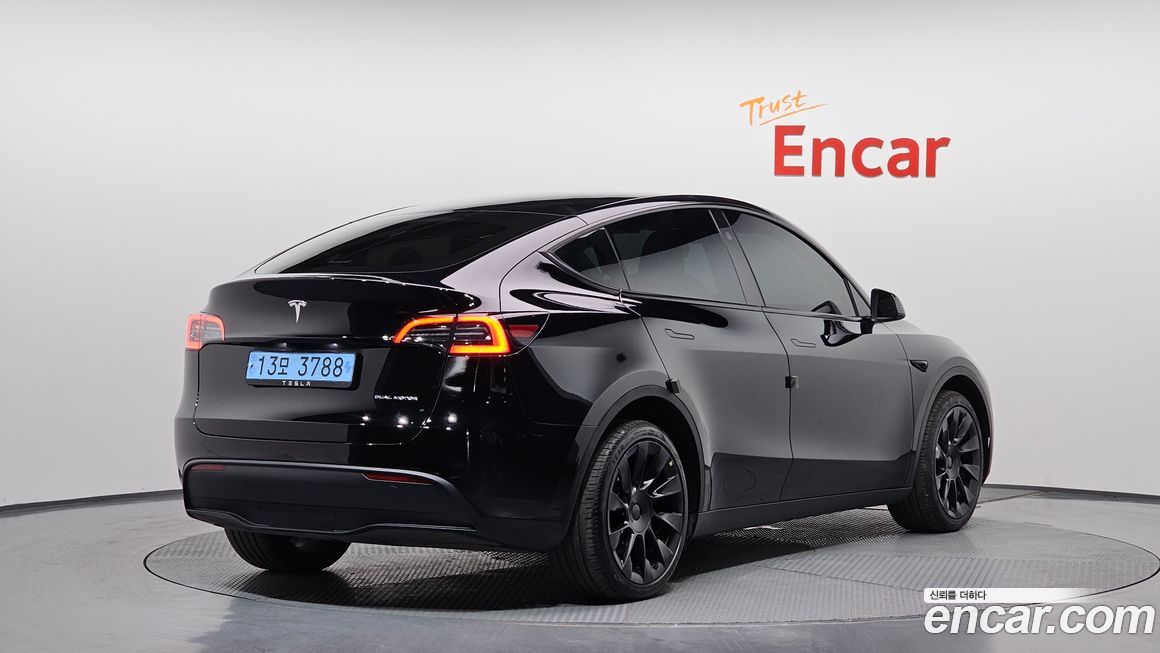 Tesla Model Y 2024