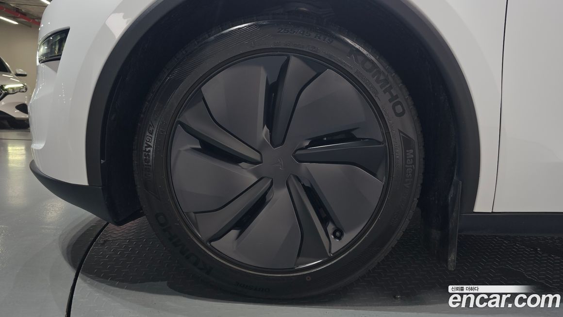 Tesla Model Y 2025