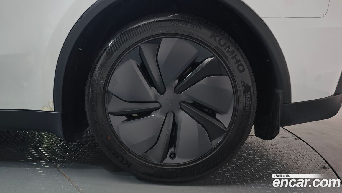 Tesla Model Y 2025