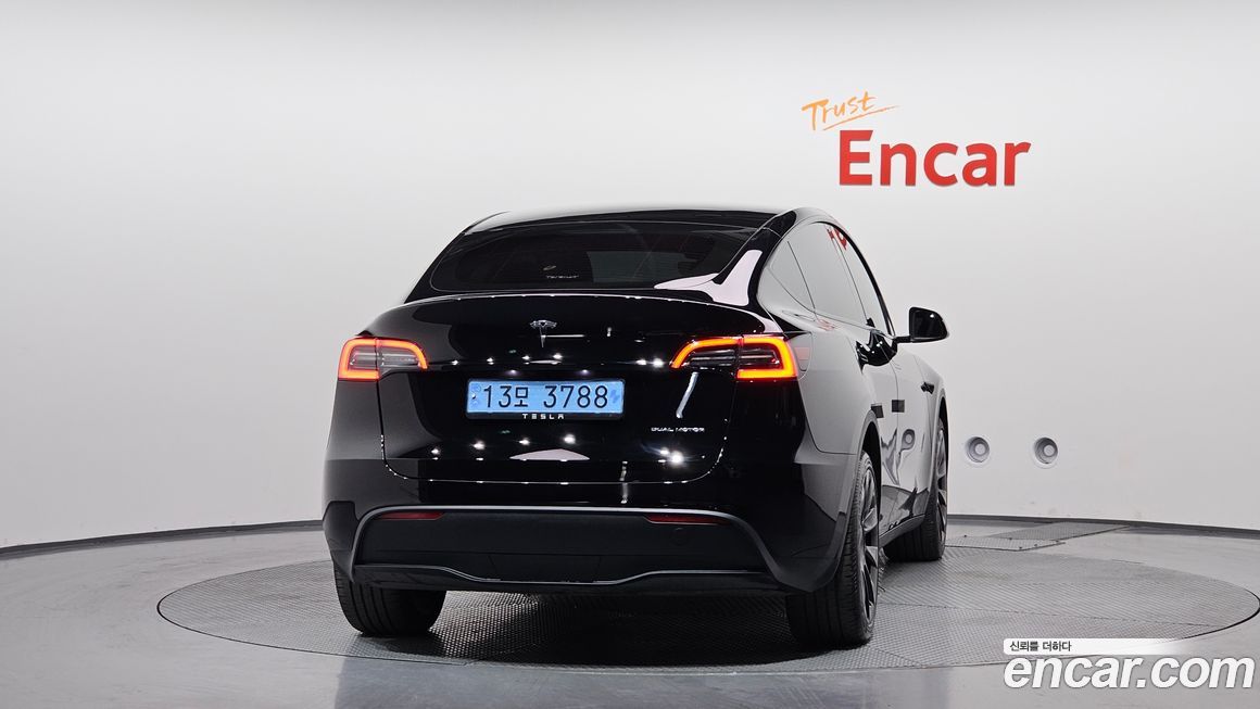 Tesla Model Y 2024