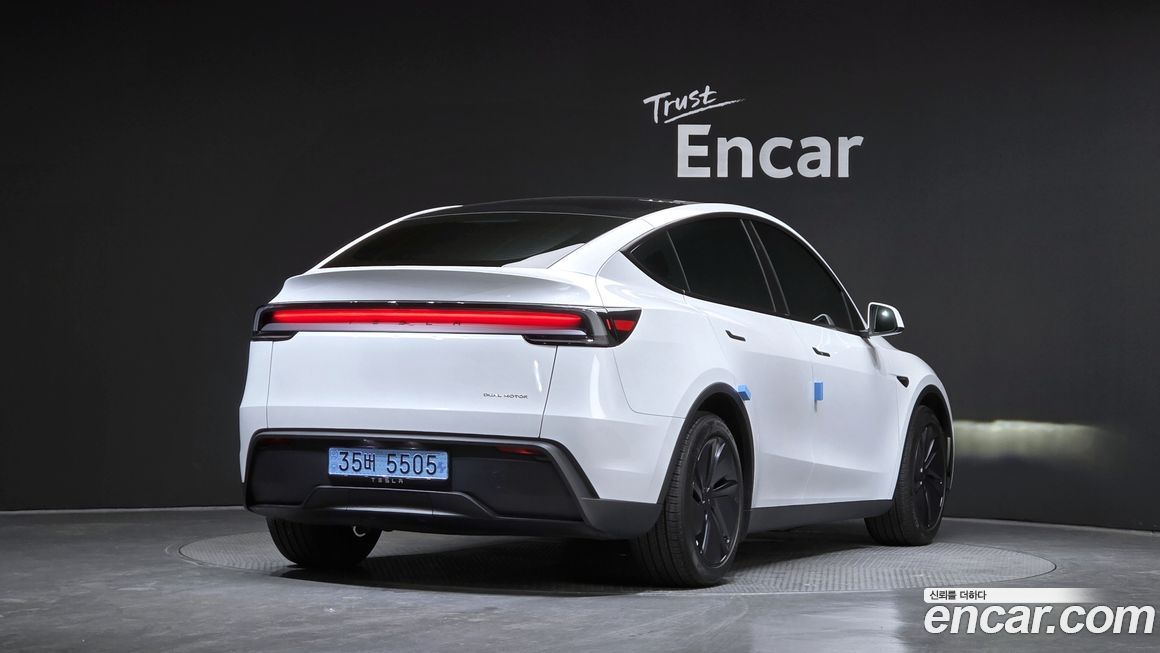 Tesla Model Y 2025