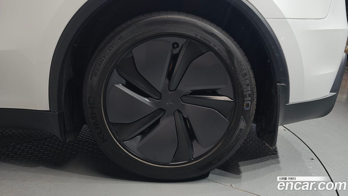 Tesla Model Y 2025