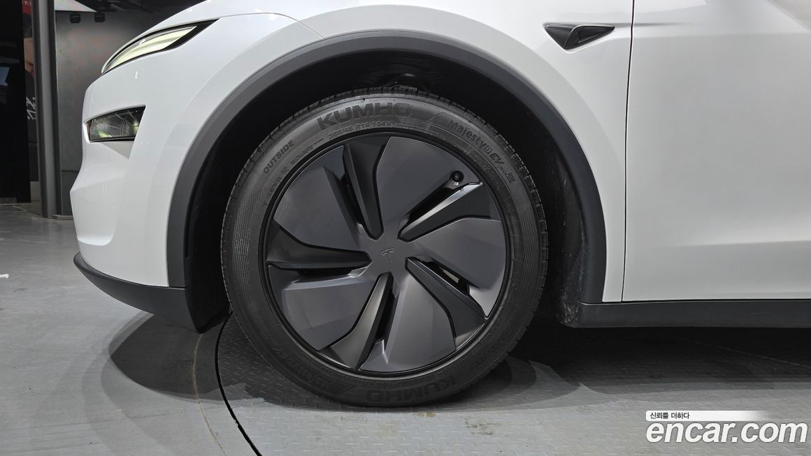 Tesla Model Y 2025