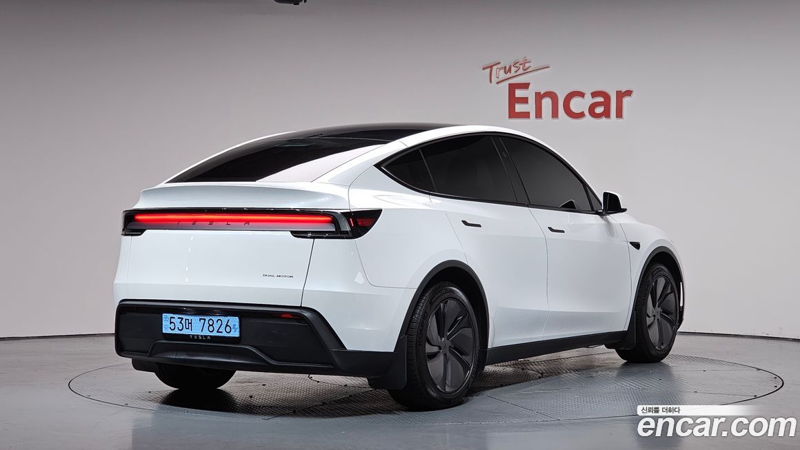 Tesla Model Y 2025