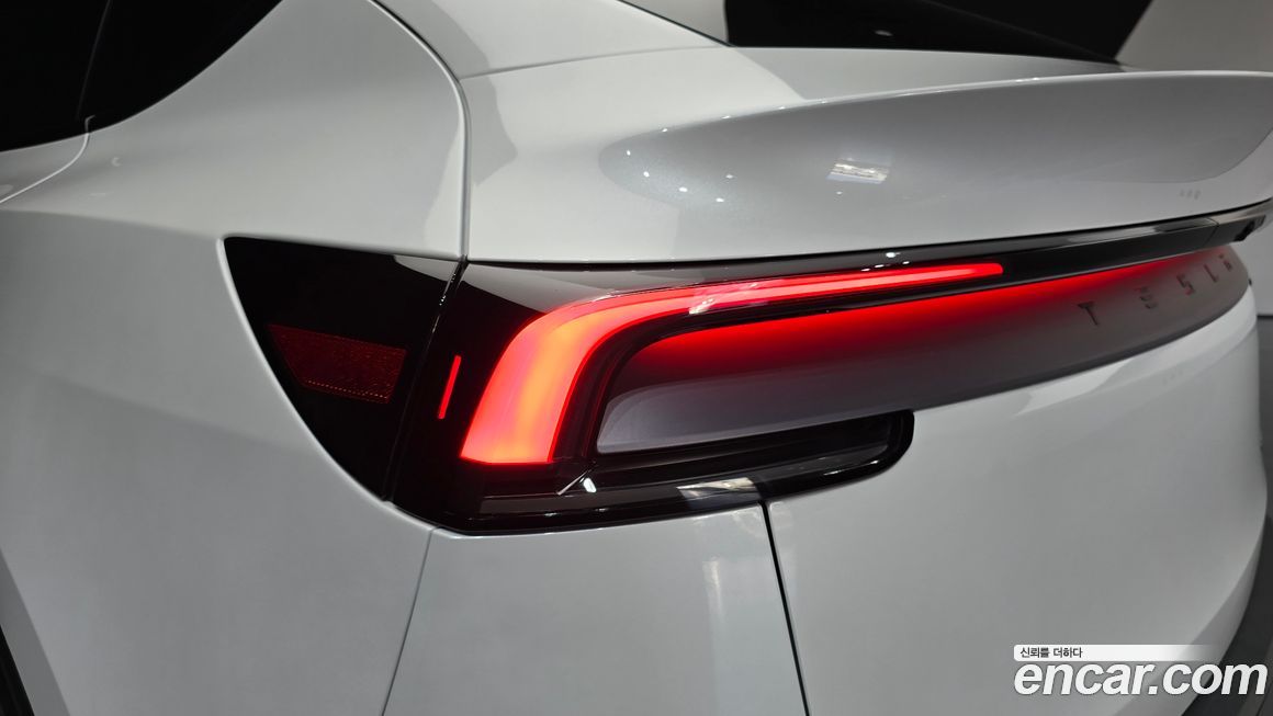 Tesla Model Y 2025
