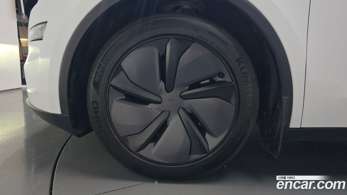 Tesla Model Y 2025