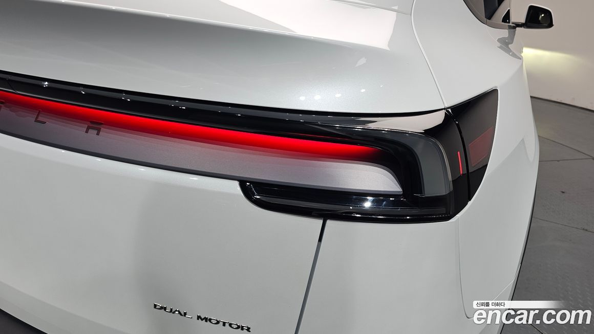 Tesla Model Y 2025
