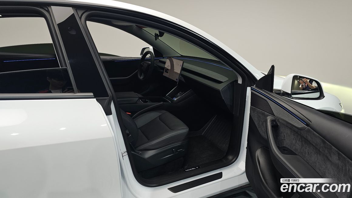 Tesla Model Y 2025