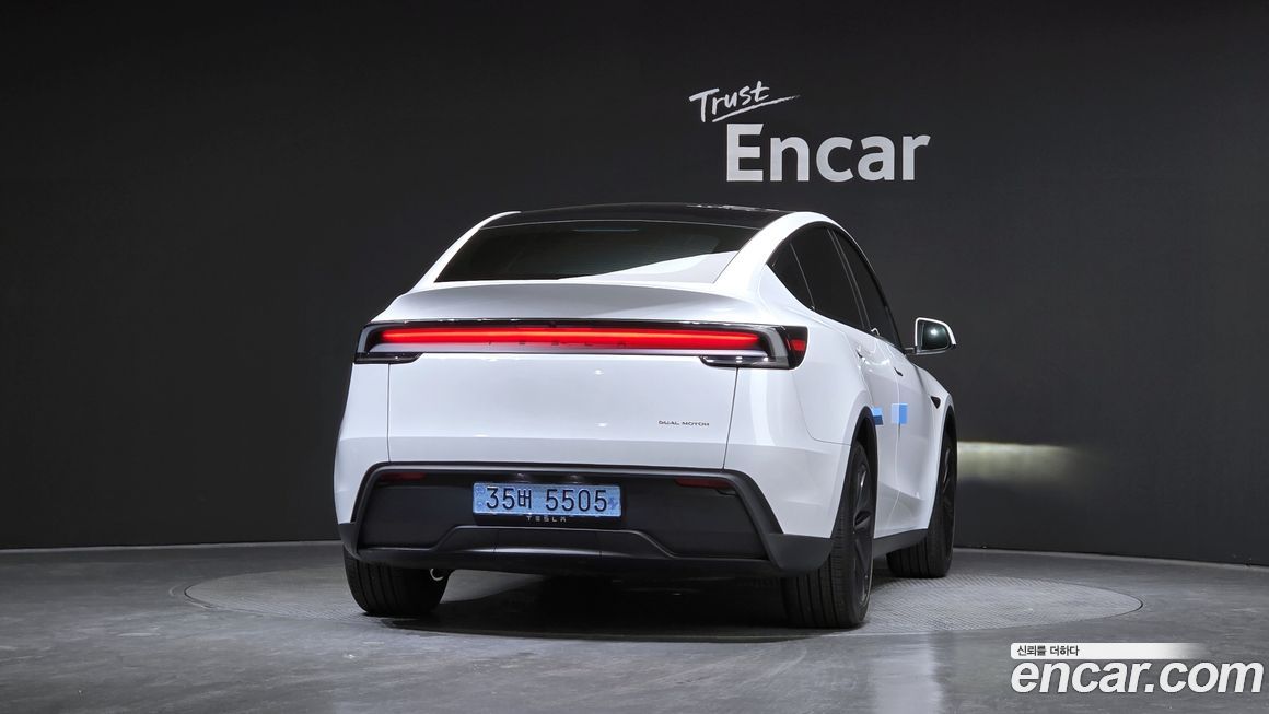 Tesla Model Y 2025