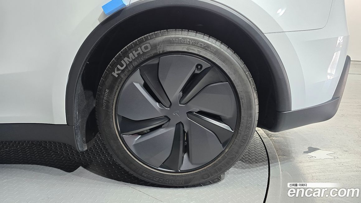 Tesla Model Y 2025