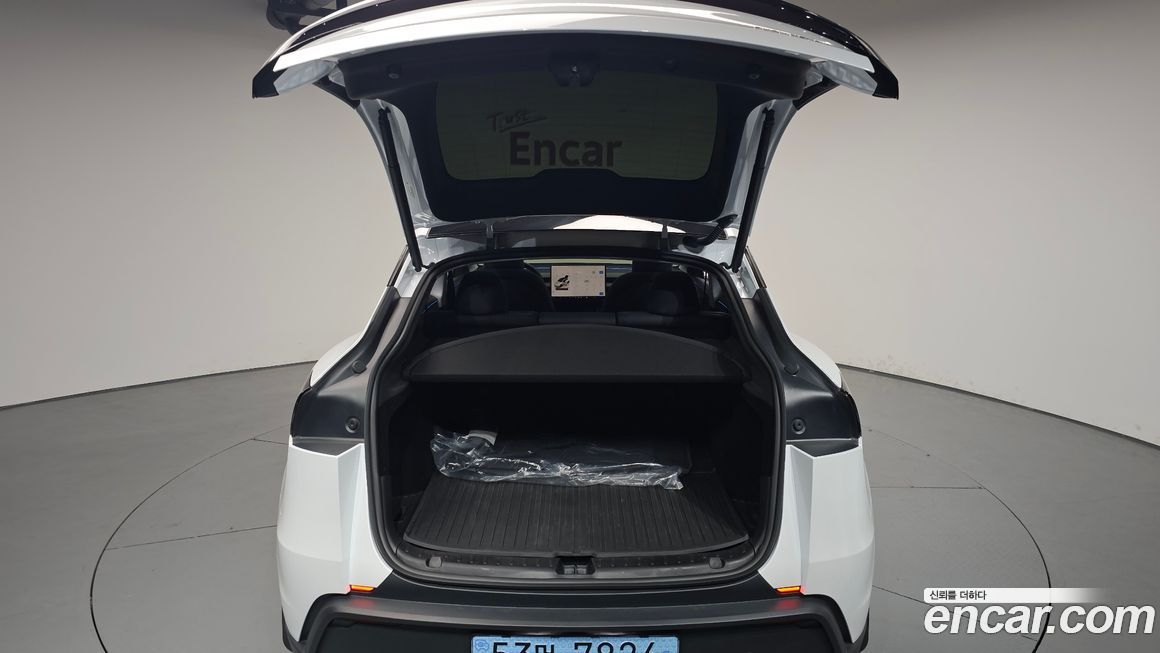 Tesla Model Y 2025