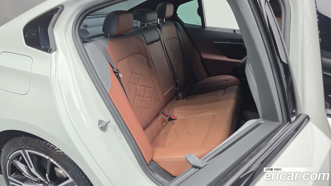 BMW 5-Series 2025