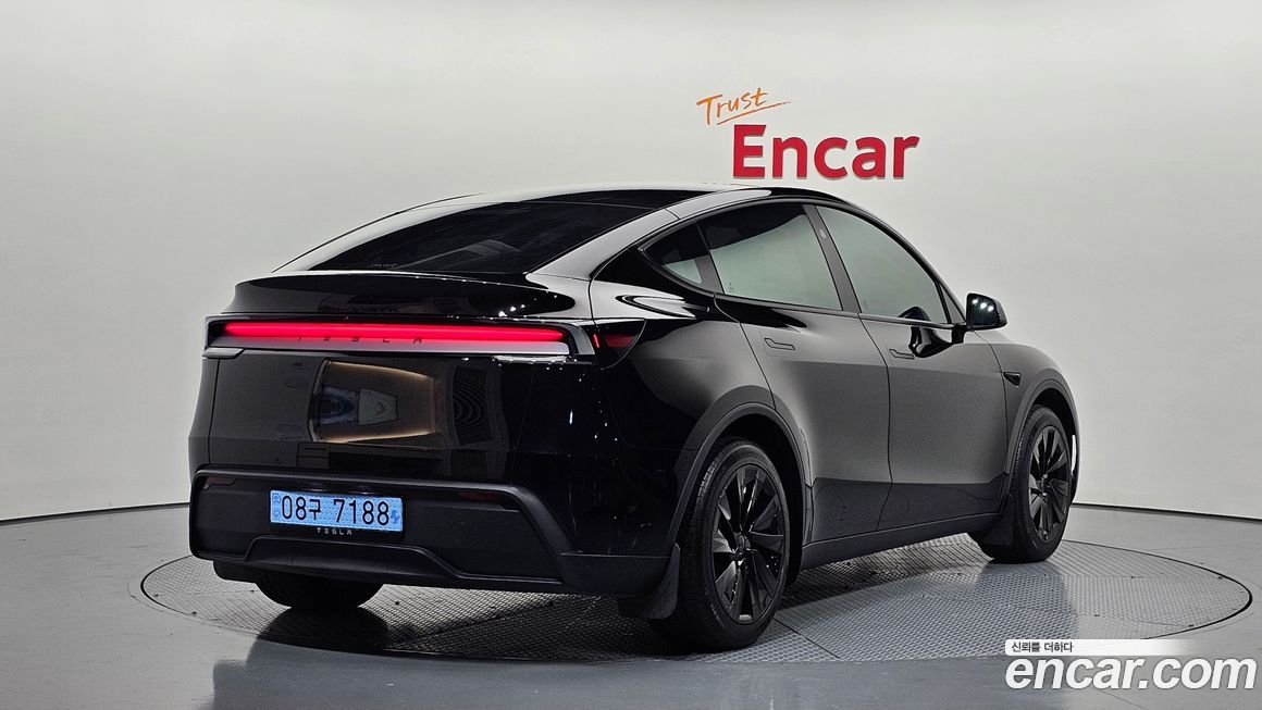 Tesla Model Y 2025