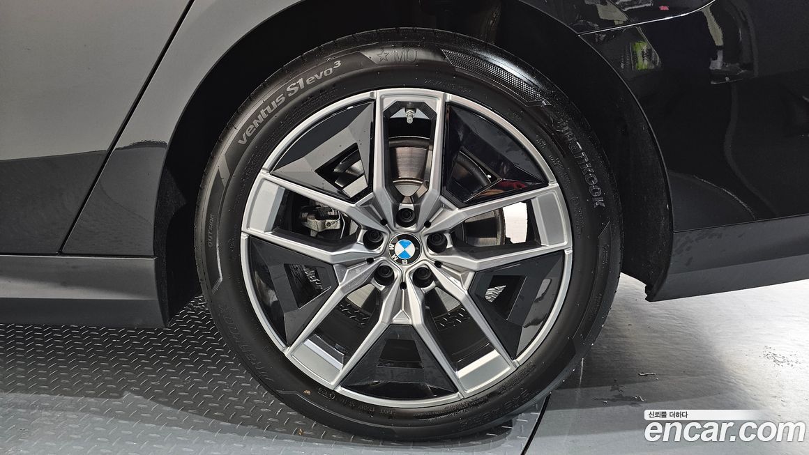 BMW 5-Series 2025
