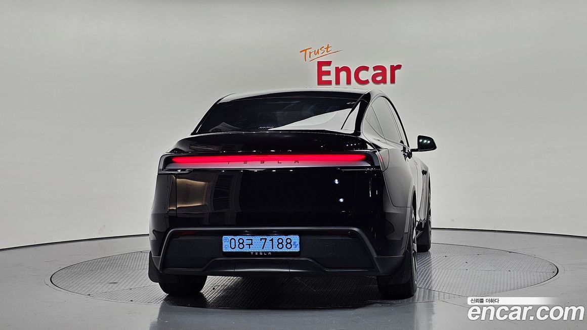 Tesla Model Y 2025