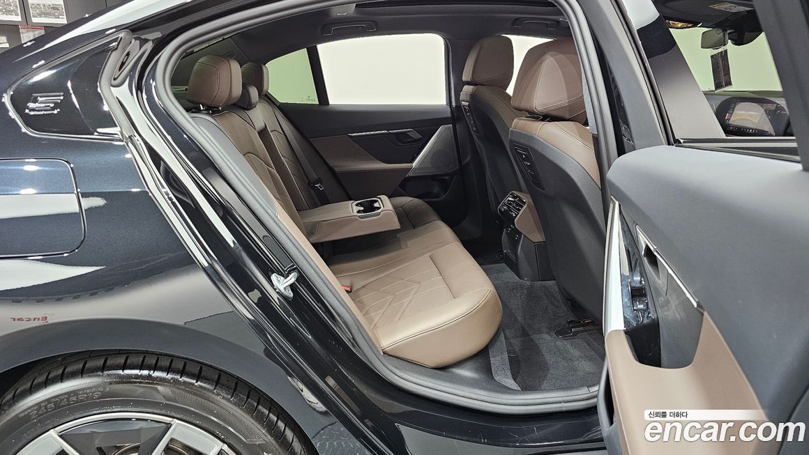BMW 5-Series 2025