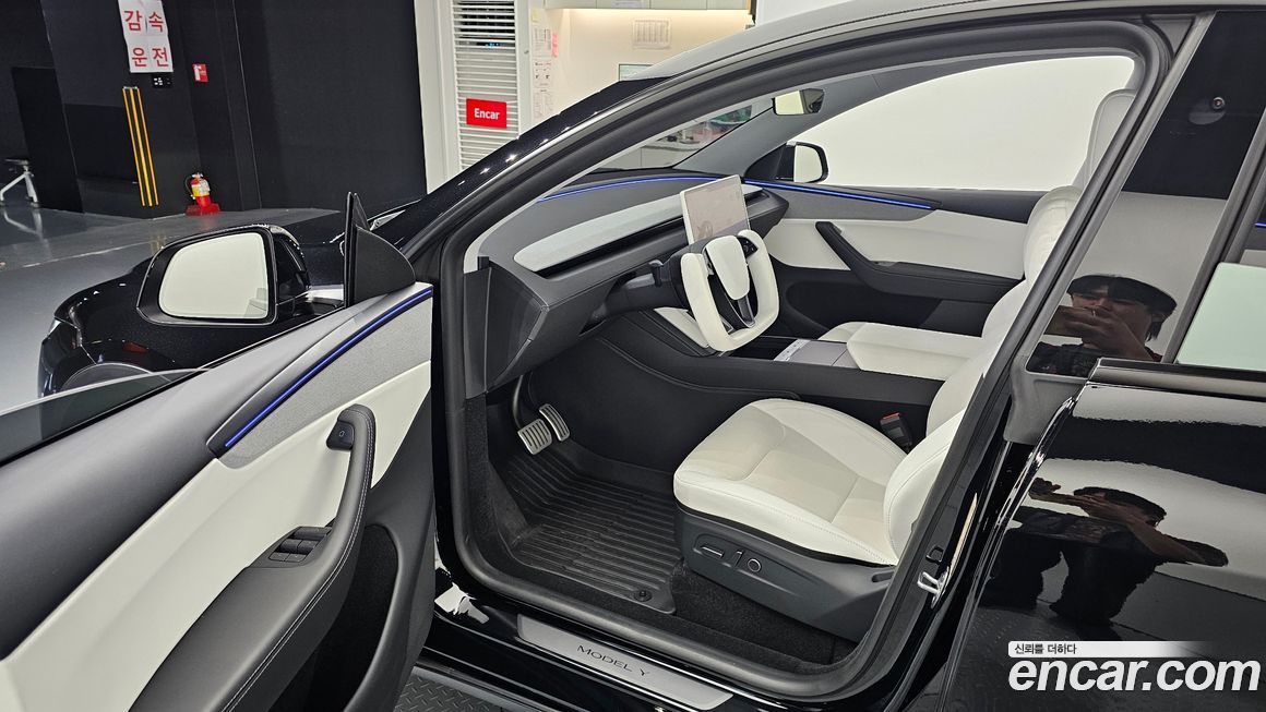Tesla Model Y 2025