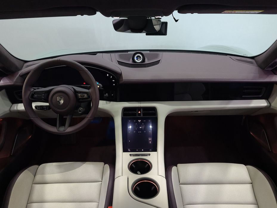 Porsche Taycan 2025