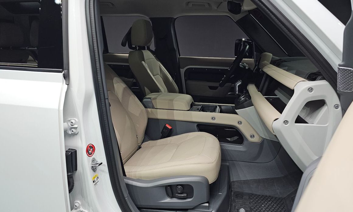 Land Rover Defender 2024
