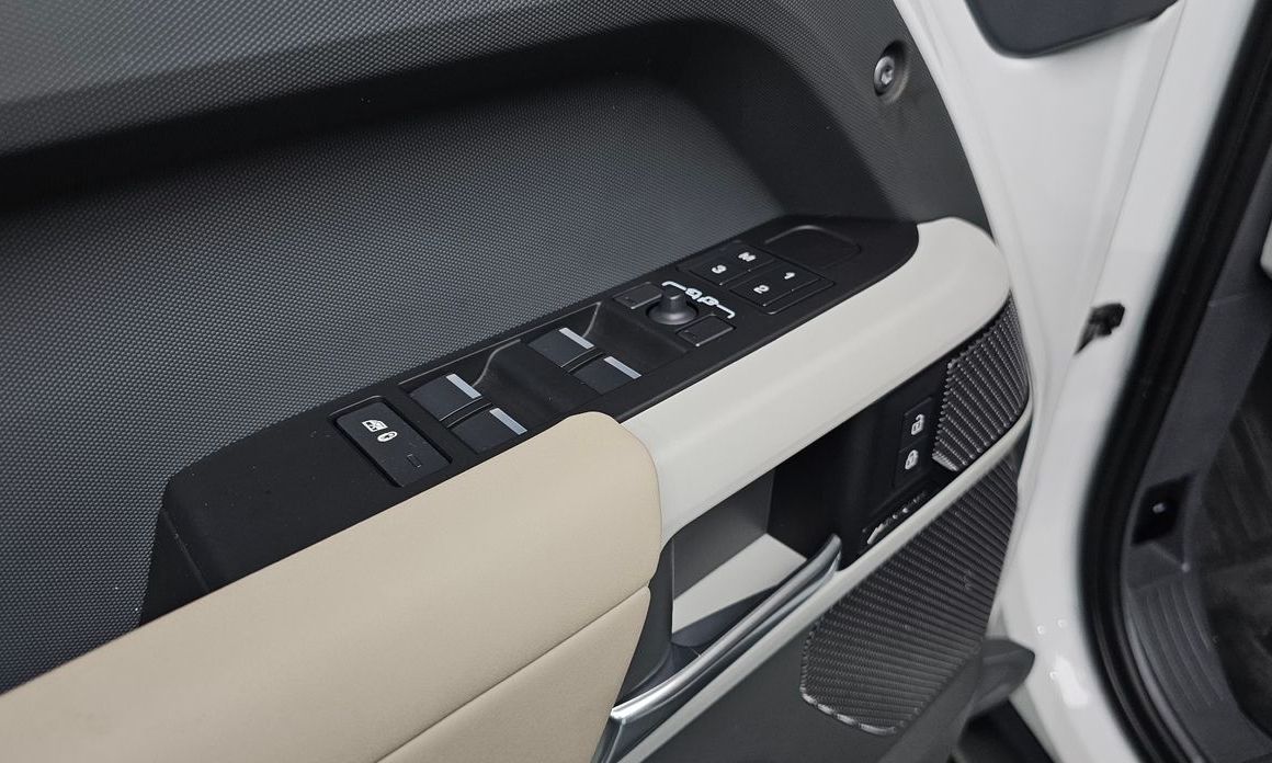 Land Rover Defender 2024