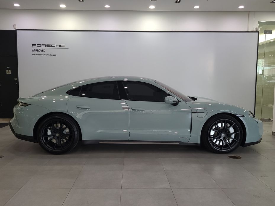 Porsche Taycan 2025